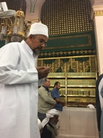 Mukaasir Maulaa offering Balaagh in Jannat ni Kyaari near Rawzah Mohammadiyah